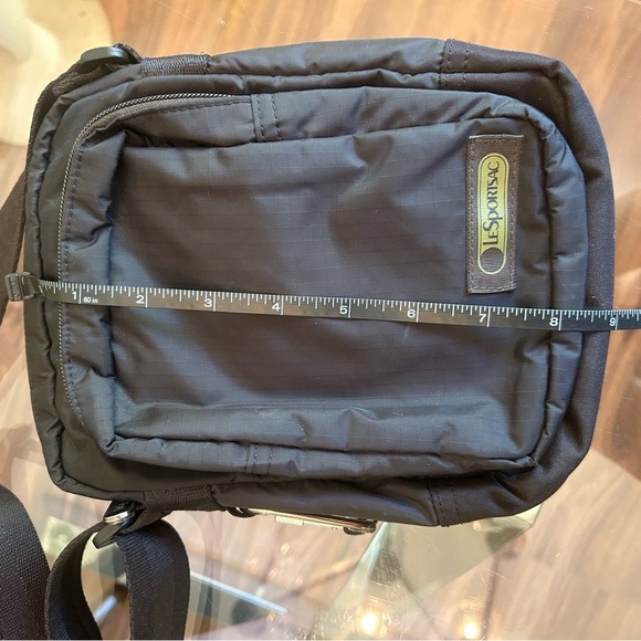 LeSportsac Black Zippered Classic Messenger Bag 4 Pockets Adjustable Strap - Picture 7 of 8
